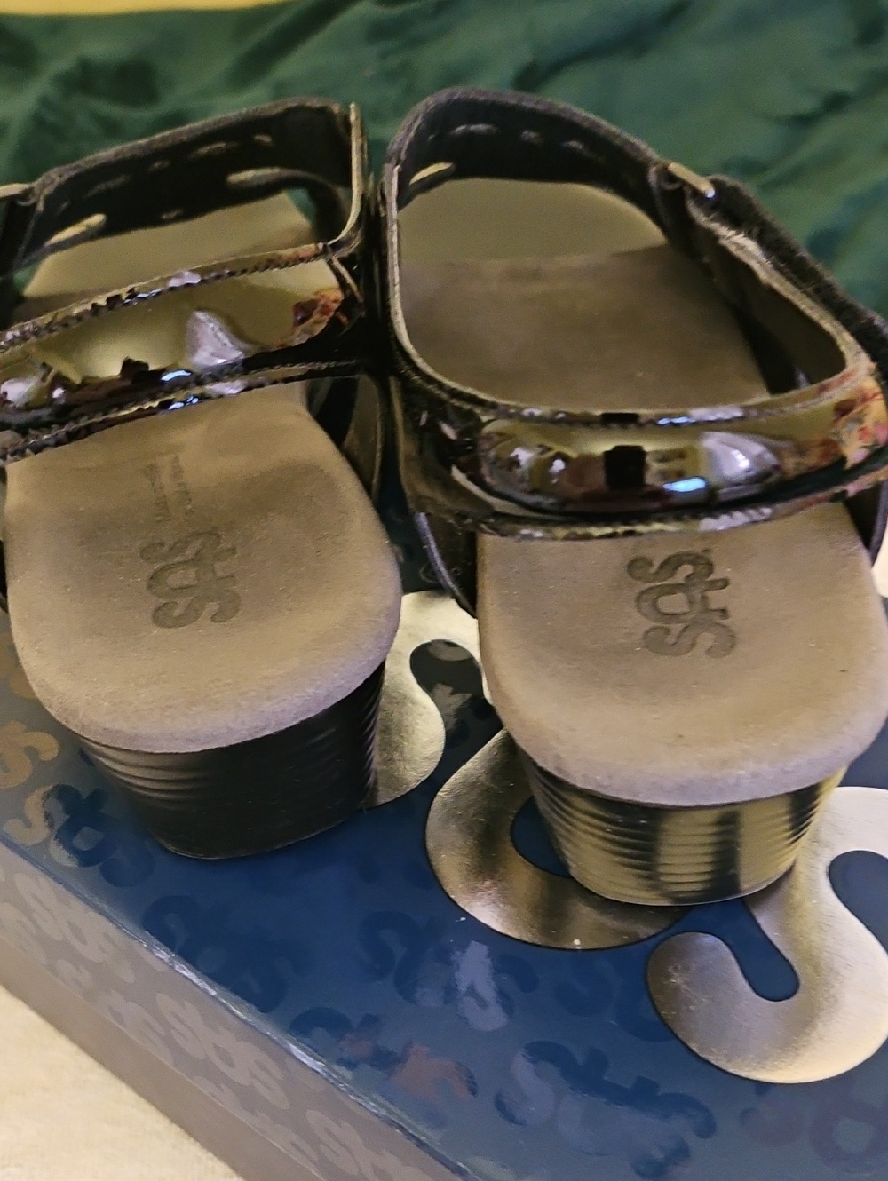 SAS Women’s Olive Patent Leather Cutout Slingback Sandals. Worn A Couple Of Time - Picture 3 of 4
